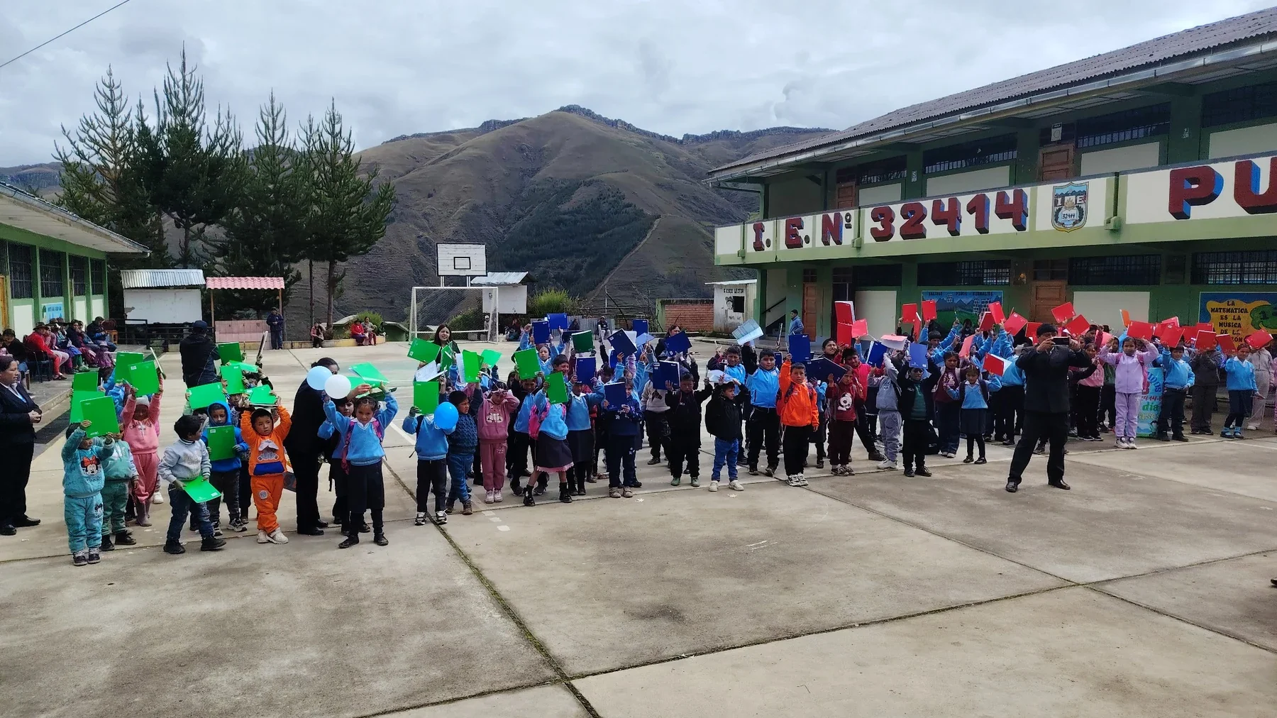 Actividad institucional en el patio